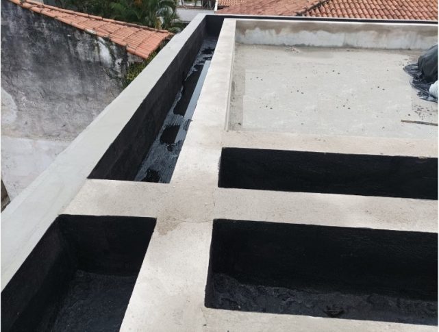 05/07/23 - Aplicação de anti-raiz nas floreiras das coberturas.